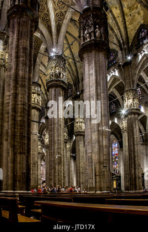 In den Mailänder Dom (Duomo di Milano). Diese gotische Kathedrale dauerte fast sechs Jahrhunderte zu vervollständigen. Ist die größte Kirche in Italien und der Fif Stockfoto