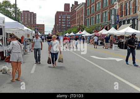 Sommer in Cleveland, Ohio, USA ist mit öffentlichen Veranstaltungen einschließlich der Speicherstadt Street Festival im August 2017 gefüllt. Stockfoto