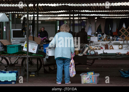 England, Marktplatz, Handel, Verkauf, Einzelhandel, British Bunting, Marktstände, Verkauf Von Büchern, Verkauf Von Kleidung, Open Market, Markt Im Freien Stockfoto