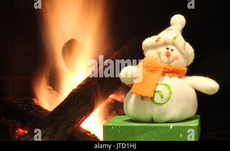 Handgefertigte snowmans Figuren mit Weihnachtsbaum auf Kamin hellen Hintergrund Stockfoto