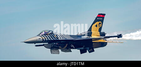 Soloturk, F-16C Fighting Falcon Display bei der Royal International Air Tattoo Stockfoto