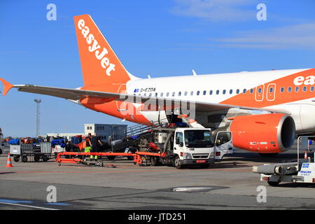 Flughafen Kopenhagen, Dänemark - 15. Juli 2017: Flughafen Arbeitnehmer laden Passagiere Gepäck zu Flugzeug. Stockfoto