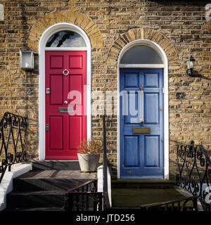 Rote und blaue Türen einer Terrasse Georgian House in London (UK). Stockfoto