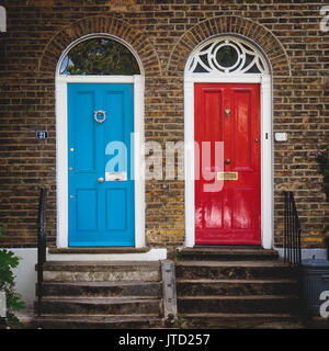 Rote und blaue Türen einer Terrasse Georgian House in London (UK). Stockfoto