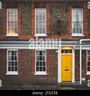 Gelbe Tür auf eine Terrasse Georgian House in London (UK). Stockfoto