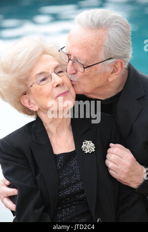 Leute, Paare, ältere Menschen, umarmt, 70 Jahre Stockfoto