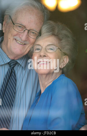 Leute, Paare, ältere Menschen, umarmt, 70 Jahre Stockfoto