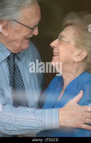 Leute, Paare, ältere Menschen, umarmt, 70 Jahre Stockfoto