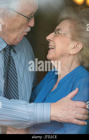 Leute, Paare, ältere Menschen, umarmt, 70 Jahre Stockfoto