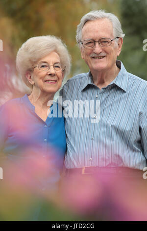 Leute, Paare, ältere Menschen, umarmt, 70 Jahre Stockfoto