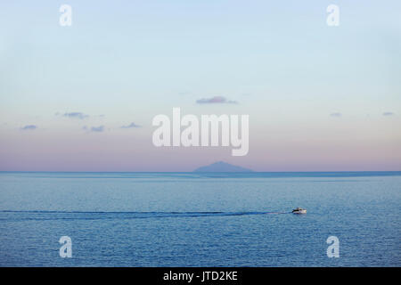 Ethereal Sonnenuntergang über dem Meer auf der Insel Elba, Elba, Italien. Stockfoto