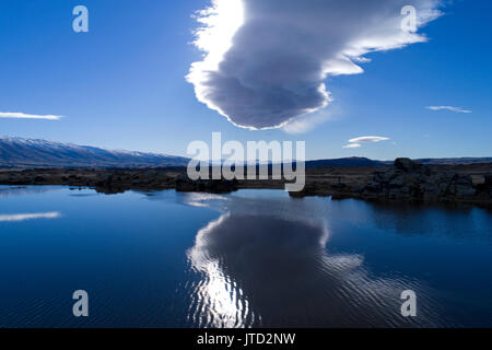 Sutton Salt Lake &' Die taieri Pet" (lenticular Bülow cloud), Sutton, nr Middlemarch, Strath Taieri, Otago, Südinsel, Neuseeland - drone Antenne Stockfoto