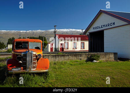 Vintage Austin Lkw und Middlemarch Bahnhof, Strath Taieri, Otago, Südinsel, Neuseeland Stockfoto
