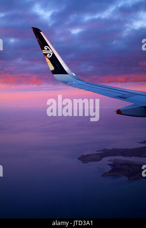 Otago Peninsula und Otago Harbour bei Sonnenuntergang, Dunedin, Südinsel, Neuseeland - Luftbild
