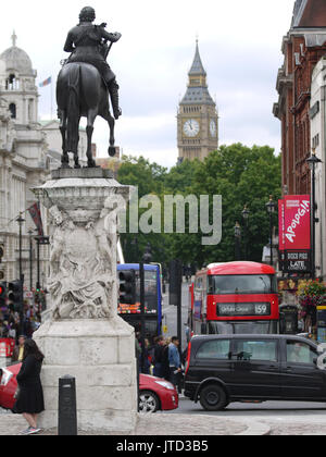 LONDON - 08.August 2017: Blick nach unten schauen. Der berühmte Whitehall Road vom Trafalgar Square und Big Ben in den Hintergrund in London Stockfoto