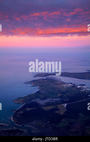 Otago Peninsula und Otago Harbour bei Sonnenuntergang, Dunedin, Südinsel, Neuseeland - Luftbild