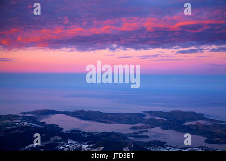 Otago Peninsula und Otago Harbour bei Sonnenuntergang, Dunedin, Südinsel, Neuseeland - Luftbild