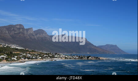 Ein Blick auf Camps Bay und die Bergkette der Zwölf Apostel in Kapstadt, Western Cape, Südafrika. Stockfoto