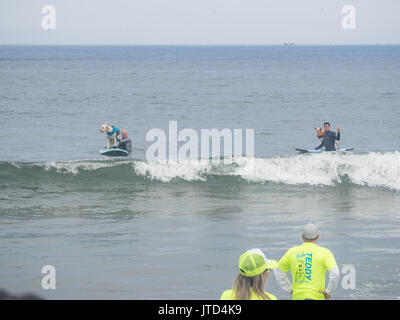 Pacifica, CA/USA - August 5, 2017: Die zweite jährliche World Dog Surfen Meisterschaften brachte die Top Dog Surfer und ihren Menschen. Stockfoto