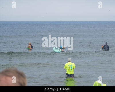 Pacifica, CA/USA - August 5, 2017: Die zweite jährliche World Dog Surfen Meisterschaften brachte die Top Dog Surfer und ihren Menschen. Stockfoto