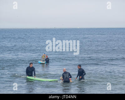 Pacifica, CA/USA - August 5, 2017: Die zweite jährliche World Dog Surfen Meisterschaften brachte die Top Dog Surfer und ihren Menschen. Stockfoto