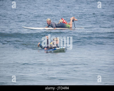 Pacifica, CA/USA - August 5, 2017: Die zweite jährliche World Dog Surfen Meisterschaften brachte die Top Dog Surfer und ihren Menschen. Stockfoto