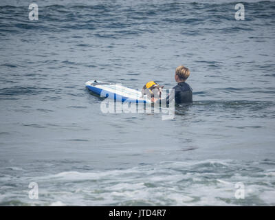 Pacifica, CA/USA - August 5, 2017: Die zweite jährliche World Dog Surfen Meisterschaften brachte die Top Dog Surfer und ihren Menschen. Stockfoto