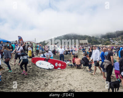 Pacifica, CA/USA - August 5, 2017: Die zweite jährliche World Dog Surfen Meisterschaften brachte die Top Dog Surfer und ihren Menschen. Stockfoto