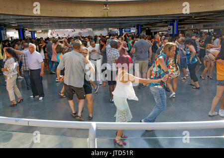 Menschen aller Altersgruppen Salsa tanzen in Robson Square in der Innenstadt von Vancouver, BC, Kanada Stockfoto