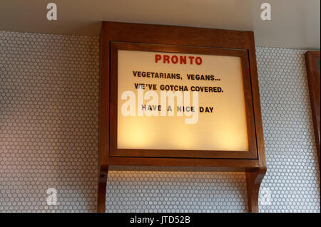 Zeichen für Vegetarier und Veganer in Pronto italienischen Restaurant in Cambie Dorf, Vancouver, BC, Kanada Stockfoto