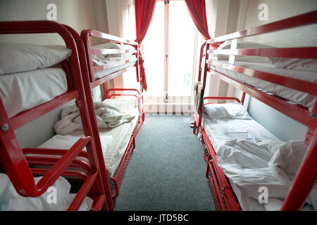 Betten im Hotel Zimmer Hostel Stockfoto