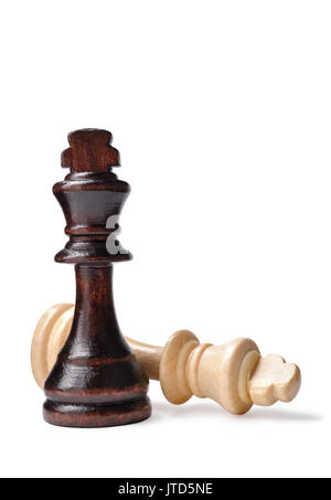 Zwei Holz- König Schachfiguren, ein dunkles und ein helles, mit dem Feuerzeug eine lag auf seiner Seite gegen einen weißen Hintergrund Stockfoto