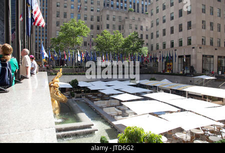 Rockerfeller Plaza Restaurant im Sommer - New York - USA Stockfoto