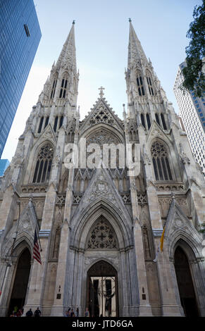 St. Patricks Cathedral an der Fifth Avenue in Midtown Manhattan - New York - USA Stockfoto
