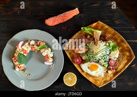 Salat mit Lachs und Radieschen in Form von einem Monat auf einer Platte jpg Stockfoto