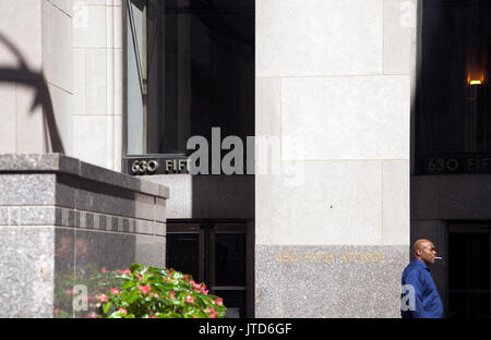 Mann, der Zigarettenpause außerhalb des Gebäudes in New York - USA Stockfoto