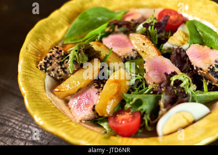 Salat mit Thunfisch und Gemüse auf eine schöne Platte jpg Stockfoto