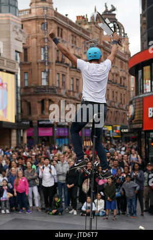 Ein Jonglieren Einrad durchführen für Massen in Leicester Square in London. Aus einer Reihe von Bildern von Straßenkünstlern in London, UK. Foto Datum: T Stockfoto