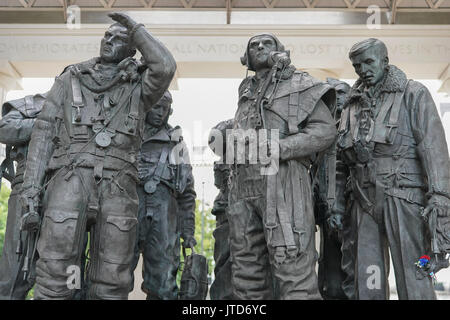 Ein Blick auf die Royal Air Force Bomber Command Denkmal an der Hyde Park Corner zum Gedenken an die Besatzungen der RAF Bomber Command während des Zweiten Weltkriegs. P Stockfoto