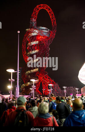 ArcelorMittal Orbit Turm von Anish Kapoor, dem höchsten Skulptur des Vereinigten Königreichs, am Olympiapark in der Nacht nach einem Abend der IAAF WM-Veranstaltungen Stockfoto