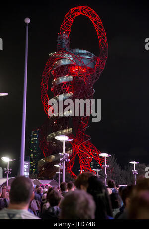 ArcelorMittal Orbit Turm von Anish Kapoor, dem höchsten Skulptur des Vereinigten Königreichs, am Olympiapark in der Nacht nach einem Abend der IAAF WM-Veranstaltungen Stockfoto