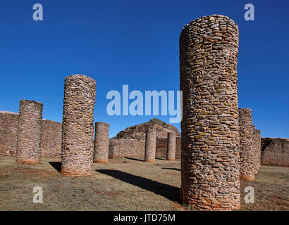 Amerika; Mexiko; Zacatecas; Malpaso-Tal; prähispanische; archäologische Stätte La Quemada; Salón de las Columnas; Säulenhalle. Diese 41 mal 32 Meter große Einhausung erreichte wahrscheinlich eine Höhe von mehr als fünf Metern vor dem Brand, der zu ihrer Zerstörung führte. In ihrem Inneren stützten elf Säulen das Dach. Bis jetzt ist seine spezifische Funktion nicht bekannt. Obwohl die Werke in den 1950er Jahren zeigen eine zeremonielle Verwendung möglicherweise im Zusammenhang mit menschlichen Opfer. Stockfoto