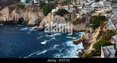 Amerika; Mexiko; Guerrero; Acapulco Stadt; Küste; Blick über die Klippen Stockfoto