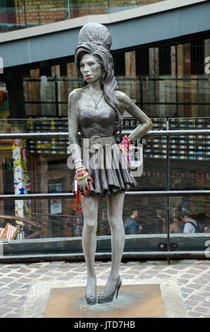 London, UK, 19/07/2017 Amy Winehouse Statue in Camden Market. Amy war ein Camden Bewohner. Stockfoto