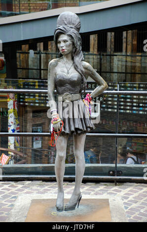 London, UK, 19/07/2017 Amy Winehouse Statue in Camden Market. Amy war ein Camden Bewohner. Stockfoto