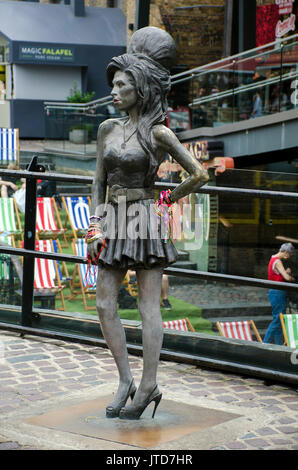 London, UK, 19/07/2017 Amy Winehouse Statue in Camden Market. Amy war ein Camden Bewohner. Stockfoto