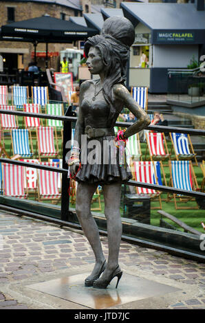 London, UK, 19/07/2017 Amy Winehouse Statue in Camden Market. Amy war ein Camden Bewohner. Stockfoto