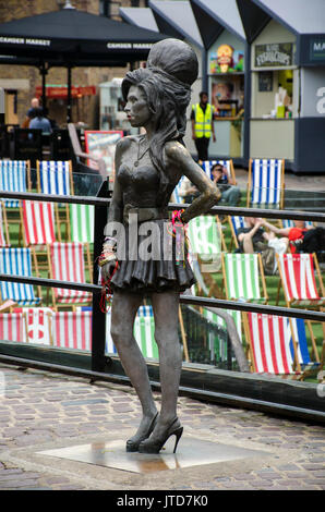 London, UK, 19/07/2017 Amy Winehouse Statue in Camden Market. Amy war ein Camden Bewohner. Stockfoto