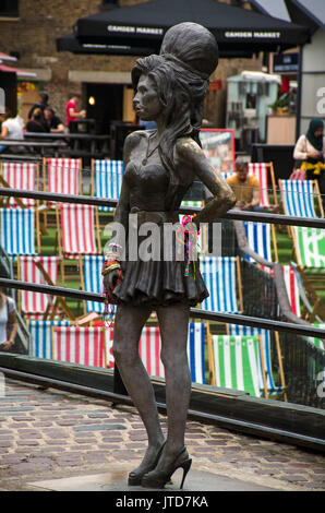 London, UK, 19/07/2017 Amy Winehouse Statue in Camden Market. Amy war ein Camden Bewohner. Stockfoto