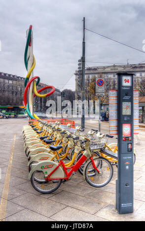 Italien, Lombardei, Mailand, Bike Sharing in Cadorna Square Stockfoto